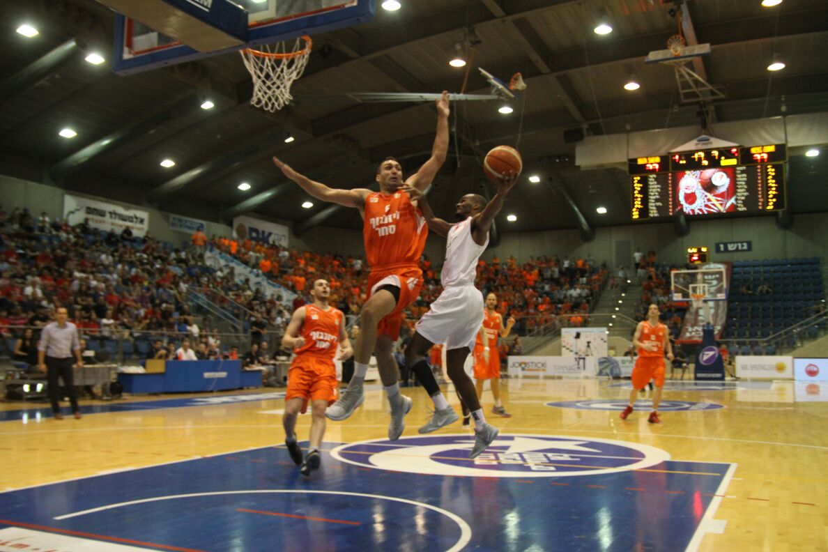טל דן מנסה לחסום את אנטוני פישר. נפצע וירד לחדר ההלבשה (צילום: שי מוגילבסקי)